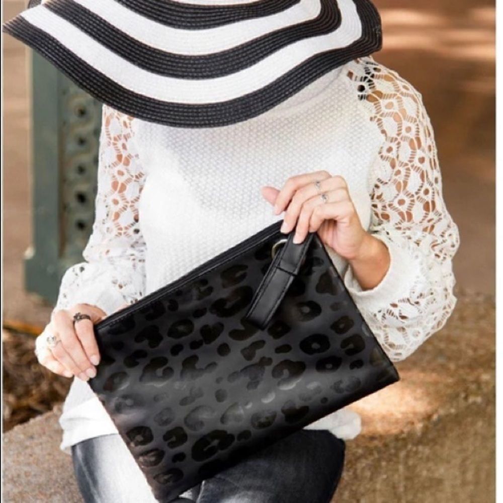 Cute wristlet Leopard Pattern in Black - Picture 7 of 10